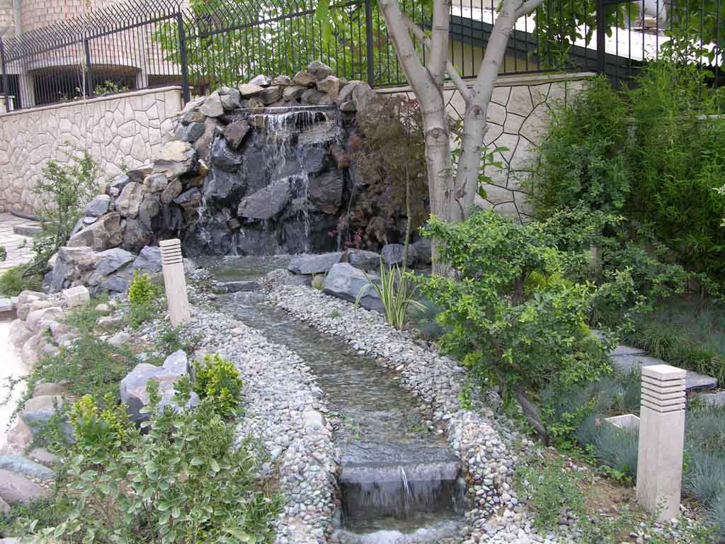 آبنما دیواری جذابیت حیاط با آبنمای سنگی: راهنمای خرید و نصب آبنما سنگی
